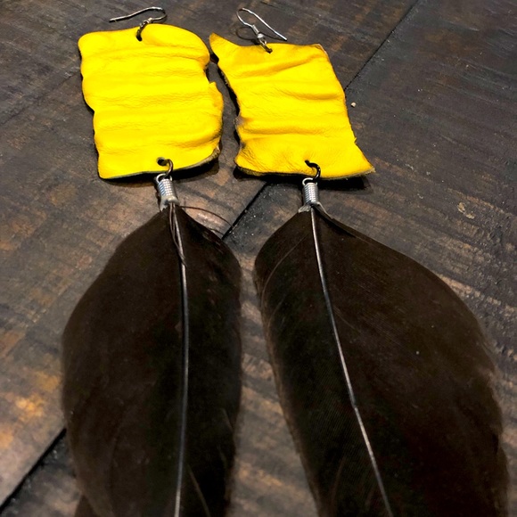 Feather and leather earrings - Picture 2 of 6